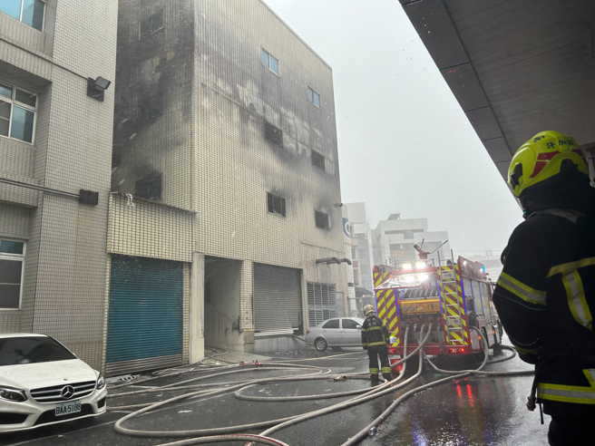 屏东东港安泰医院今（3日）上午发生火警，初步研判疑似2楼配电室起火酿祸，目前已造成9人死亡、1人失联。（图／谢佳潾摄）