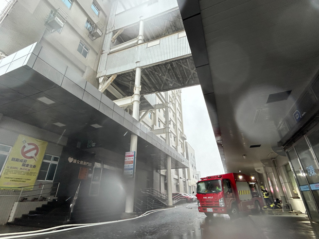 屏东东港安泰医院今（3日）上午发生火警，初步研判疑似2楼配电室起火酿祸，目前已造成9人死亡、1人失联。（图／谢佳潾摄）