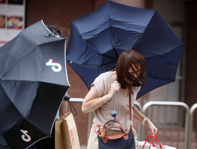 山陀儿今中午登陆高雄小港，造成多处灾情，明天是否续放颱风假，民眾高度关注。（记者刘宗龙摄）