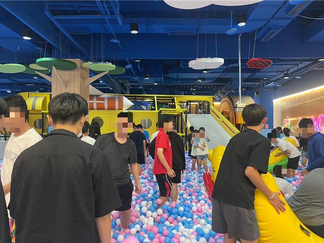 全台放颱風假，不過台中市一早天氣尚佳，下午也無風雨，反而讓各大百貨公司都出現爆滿人潮；位於大里的室內遊樂園「異想新樂園」近兩日也湧入人潮，來客數較平日多出1倍。（業者提供／潘虹恩台中傳真）