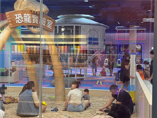 全台放颱風假，不過台中市一早天氣尚佳，下午也無風雨，反而讓各大百貨公司都出現爆滿人潮；位於大里的室內遊樂園「異想新樂園」近兩日也湧入人潮，來客數較平日多出1倍。（潘虹恩攝）