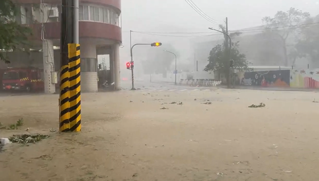 山陀儿颱风今(3)日中午12时40分许从高雄小港登陆，高雄左营左营市区街道严重积水。（图／翻摄画面）