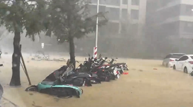 山陀儿颱风今(3)日中午12时40分许从高雄小港登陆，高雄左营有整排机车不敌强风被吹倒，倒在泥水之中。（图／翻摄画面）