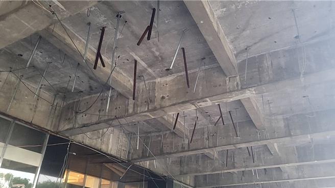 高雄长庚医学大楼轻钢架突然倒塌。（民眾提供／纪爰高雄传真）