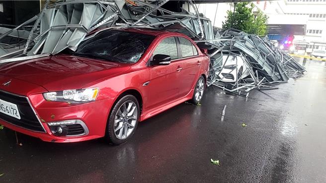 山陀儿怪风吹垮轻钢架，高雄长庚医学大楼临停车惨遭砸，目前未传人员受伤。（民眾提供／纪爰高雄传真）