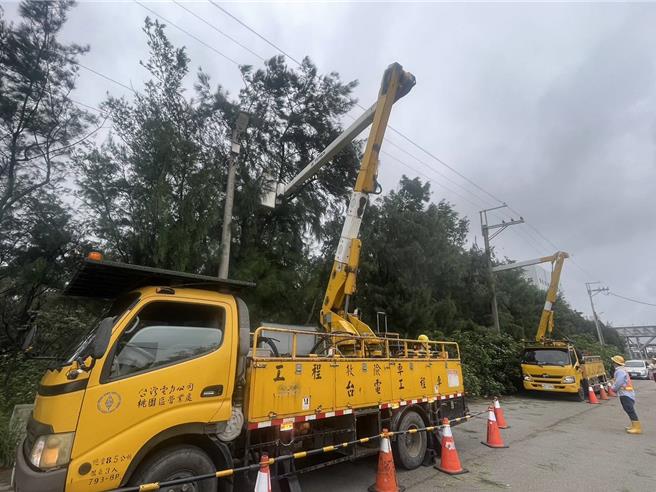 山陀儿颱风来袭，带来瞬间强风造成桃园曾经停电6674户，截至今天下午4时止，已復电6185户，约93％，目前主要停电区域集中在大园及观音等地区。（台电提供）