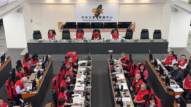 中央灾害应变中心下午3时召开第14次工作会报，针对居高不下的观浪民眾数，政部政务次长董建宏呼吁，海巡要严格执法。（消防署提供）