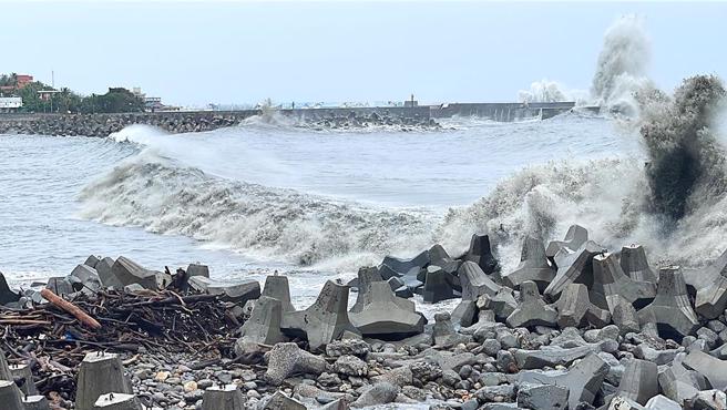 颱风山陀儿挟长浪 观浪人数持续攀升，中央罕动怒：海巡加严执法。台东市富冈渔港。（示意图／萧嘉蕙摄）
