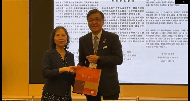 外交部中部办事处长翁瑛敏代表出席，并致赠日、韩双方礼物。（民眾提供／李京升台中传真）