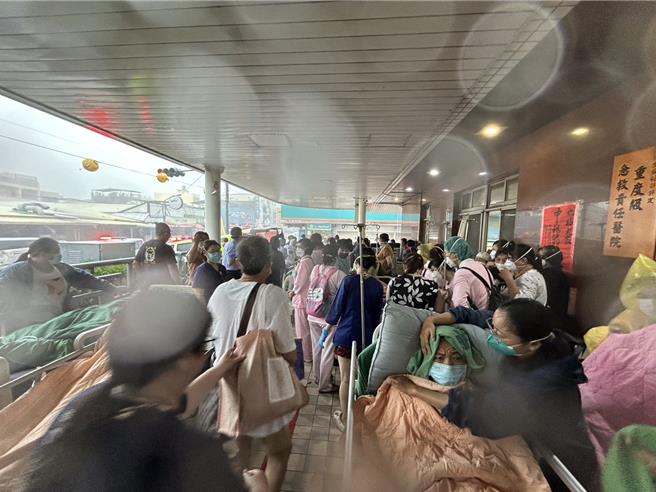 東港安泰醫院在颱風天發生火警，病患緊急疏散到騎樓，現場場面混亂。（謝佳潾攝）