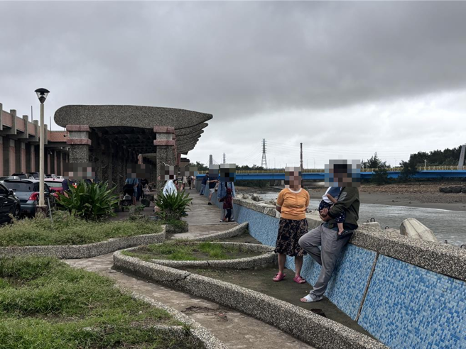 山陀兒颱風來襲，桃園多數地區僅風大雨勢較小，不少民眾到漁港安全地區觀浪、吃海產。（廖姮玥攝）