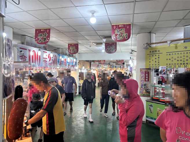 山陀兒颱風來襲，桃園多數地區僅風大雨勢較小，不少民眾到漁港安全地區觀浪、吃海產。（廖姮玥攝）