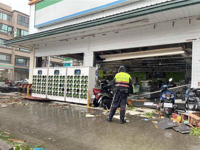 小港一間超商正面及側面玻璃遭強風吹襲破裂。（翻攝照片／洪靖宜高雄傳真）