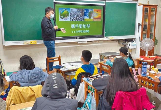 山陀儿颱风侵袭台湾，全国已连放两天颱风假，想到国庆假期又即将到来，学校老师担心国高中段考还有上课时程受到影响。图为教师上课示意图 。（本报资料照）