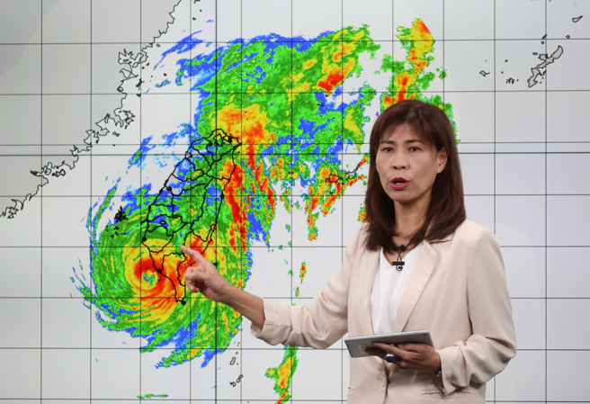 中央气象署举行山陀儿颱风警报记者会，简任技正伍婉华（见图）表示，高屏目前风强雨大，已出现14级阵风，预估未来几小时内颱风中心会从高屏进入陆地，颱风登陆后强度会随即减弱变成热带性低气压。（刘宗龙摄）