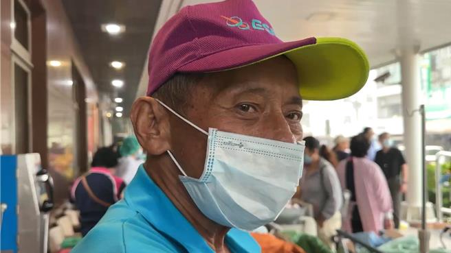 許姓病患說，他為了避免吸入濃煙，臉貼地面爬行逃生。（謝佳潾攝）