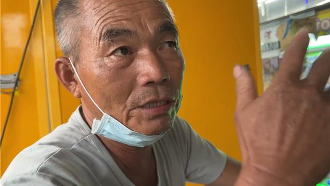 蘇姓病患說，當時整樓都是煙，又停電，他摸黑走樓梯逃命。（謝佳潾攝）