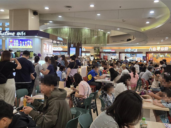 Global Mall美食街吸引不少家庭客到訪。（Global Mall提供／朱世凱台北傳真）