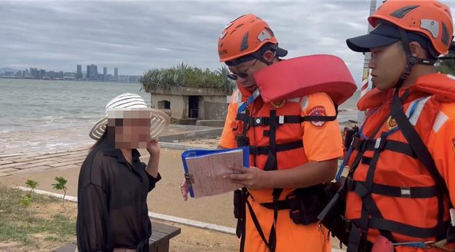 金門縣災害應變中心於今晚18時撤除，颱風期間有民眾於岸際活動，由岸巡隊予以勸導。（圖／金門縣災害應變中心）