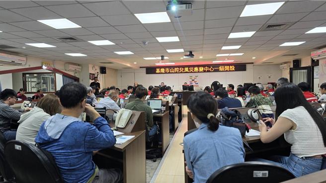 農業部3日下午公布土石流潛勢區警戒，基隆市有16條溪流列為黃色警戒，基隆市災害應變中心下午展開預防性撤離，也不排除晚間若警戒升至紅色，將採強制撤離措施。（基隆市政府提供／張志康基隆傳真）