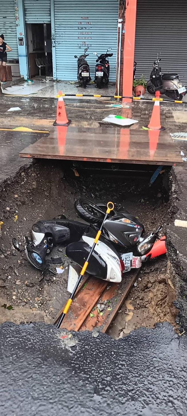 高市消防表示，56岁受伤男骑士意识清楚但腹部疼痛，已紧急送医。（李雅静提供／纪爰高雄传真）