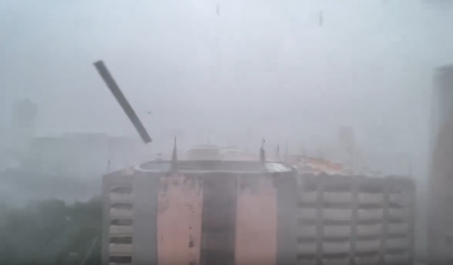 山陀兒從高雄小港登陸後，有女網友就拍到對面大樓屋頂「狂噴鐵皮」。（圖／threads@error_code_0401授權提供）