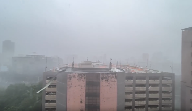 山陀兒從高雄小港登陸後，有女網友就拍到對面大樓屋頂「狂噴鐵皮」。（圖／threads@error_code_0401授權提供）