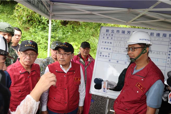 瑞芳过去24小时累计雨量797毫米，全台居冠，新北市长侯友宜3日上午前往瑞芳勘灾。（陈慰慈摄）
