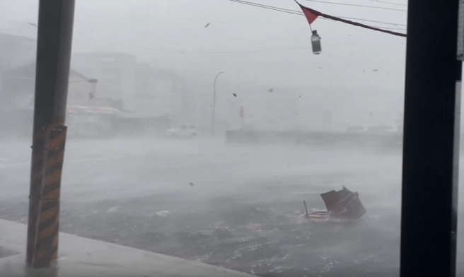 山陀兒從高雄小港登陸後，還有網友拍到木製家具在街道上被吹到解體。（圖／threads@andytyt0124授權提供）