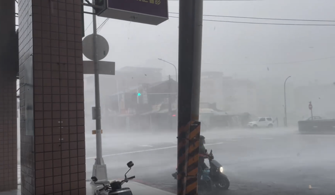 山陀兒從高雄小港登陸後，還有網友拍到騎士在狂風暴雨中騎車，相當危險。（圖／threads@andytyt0124授權提供）