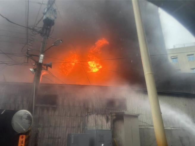 屏東東港安泰醫院大火，濃煙竄出。（屏東縣政府提供／羅琦文屏東傳真）