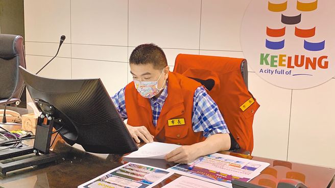 謝國樑9月28日凌晨1時許抱病坐鎮防災應變中心，要求各局處因應可能災情。（資料照，徐佑昇攝）