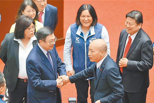 韩国瑜拟在周五（4）邀朝野党团吃「和解饭」，不过受到颱风山陀儿影响，行政院认为救灾第一，决定取消明日餐会。（本报资料照片）