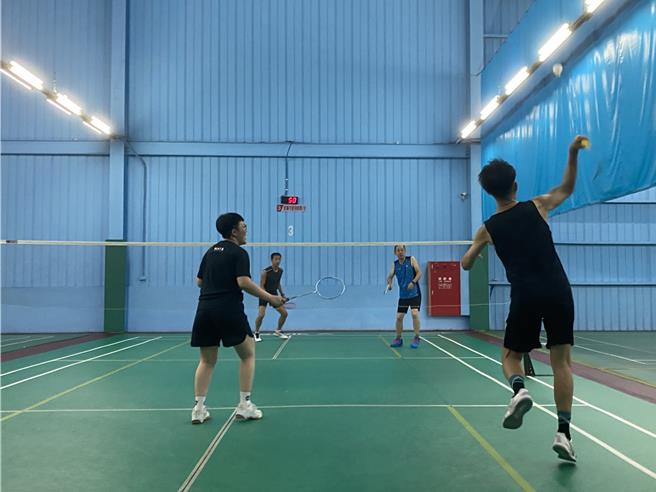 没百货公司及像样电影院的彰化县放了两天颱风假，县内羽球馆几乎间间客满。（孙英哲摄）