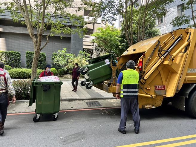 桃园市清洁队员将于明日10时起即加班收运垃圾，晚间维持正常垃圾收运。（桃园市环保局提供）