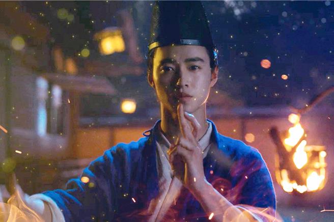 山崎贤人为了完美呈现结印手势，特地针灸手指骨间，让手指可以更加弯曲。（采昌国际提供）