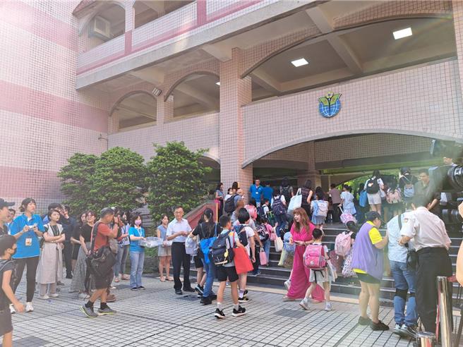 受山陀兒颱風來襲，台北連放2天颱風假，不少學生和家長擔心課程落後，詢問可否改採線上授課。示意圖。（温予菱攝）