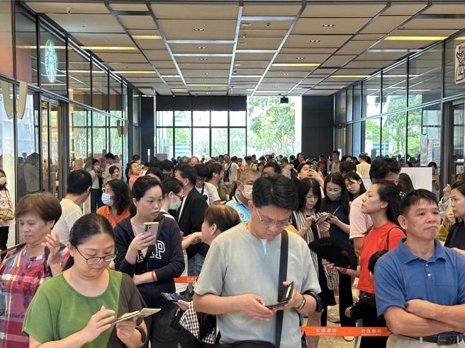 宏匯廣場不受颱風影響，周年慶首日業績創新高成長逾3成。圖／宏匯提供