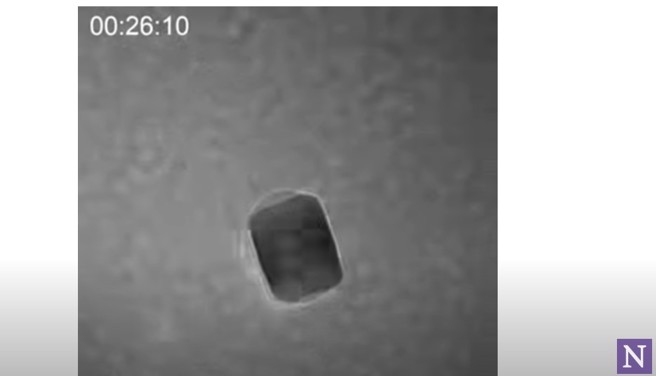 钯金属的外层捕捉了氢原子，改变了钯金属的形状，从六边形变成四边形，称为「晶格结构改变」。(图/Youtube截图)