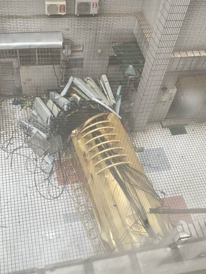 由于受到山陀儿颱风的影响，屏东有社区基地台从8楼被吹落置中庭，所幸当时无人经过，但网路收讯也大受影响。（图／threads@n1033301授权提供）