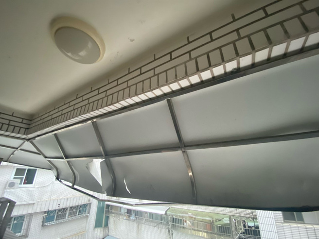 另外基地台坠落当下，网友家的遮光罩也呗波及。（图／threads@n1033301授权提供）