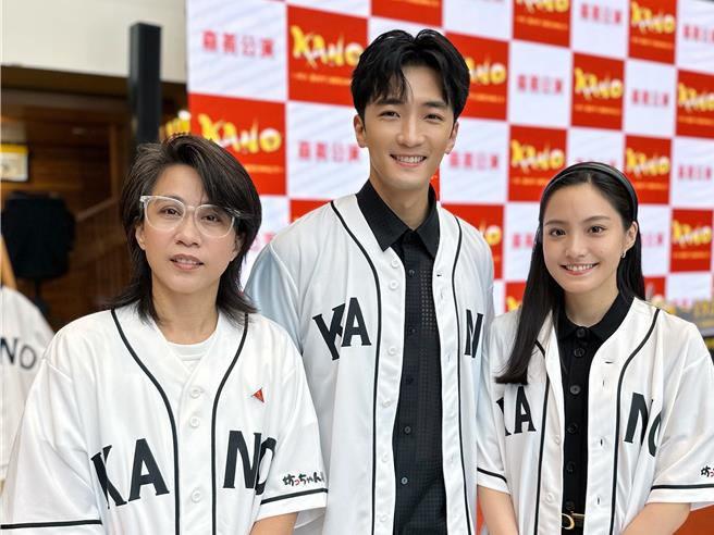 ▲日文音乐剧《KANO～1931，迈向甲子园的 2000公里～》3名台湾演员江明娟（左起）、锺政均、陈希瑀演出。（图／幸星娱乐提供）
