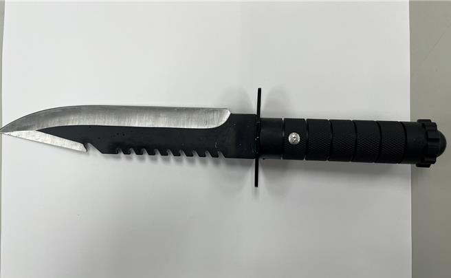 警方查扣凶刀。（新庄警分局提供）
