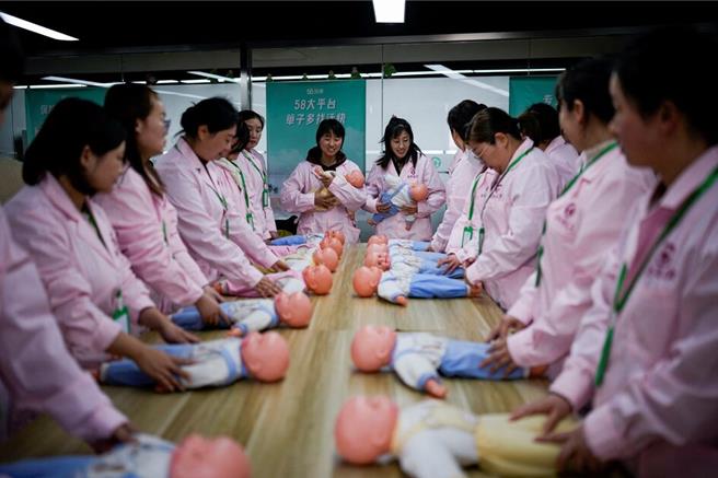 中国上海一处训练中心开设照护人员训练课程。（示意图／路透社）