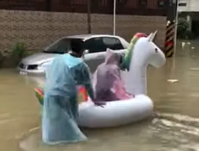 然而，2018年8月28日该区域也因为豪雨导致积水严重，还有民眾搭彩虹独角兽去超商。（图／网友柳小姐授权使用）