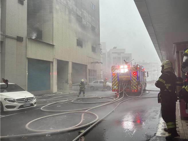 屏東縣東港安泰醫院3日傳火警，警消人員冒雨搶救。（謝佳潾攝）