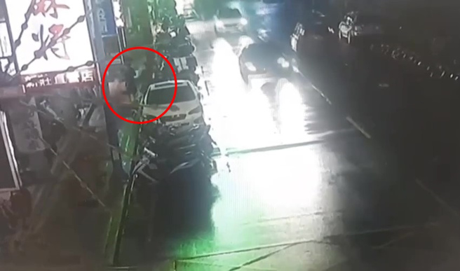 48歲潘男於今3日19時許，新莊區復興路二段與女友吃火鍋，在人行道抽菸時，遭犯嫌43歲曾男疑似施用毒品導致神智不清，無故持利器割傷。（圖／簡銘柱翻攝）