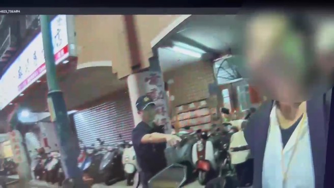 48歲潘男於今3日19時許，新莊區復興路二段與女友吃火鍋，在人行道抽菸時，遭犯嫌43歲曾男疑似施用毒品導致神智不清，無故持利器割傷。（圖／簡銘柱翻攝）