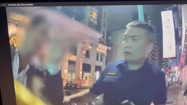 48歲潘男於今3日19時許，新莊區復興路二段與女友吃火鍋，在人行道抽菸時，遭犯嫌43歲曾男疑似施用毒品導致神智不清，無故持利器割傷。（圖／簡銘柱翻攝）