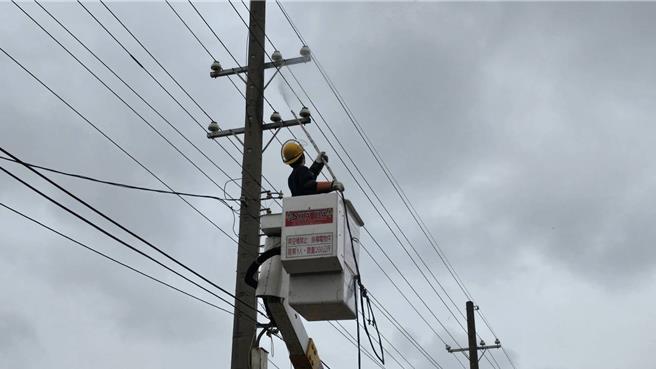 屏东东港安泰医院火警，遭指跟颱风天供电不稳有关，台电晚间澄清，与公司设备无关。(台电供)